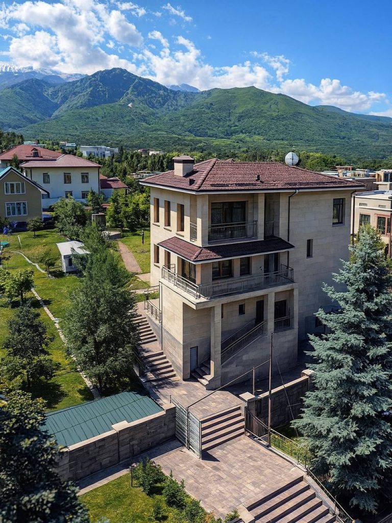 8-комнатный дом 10 м-н Нурлытау